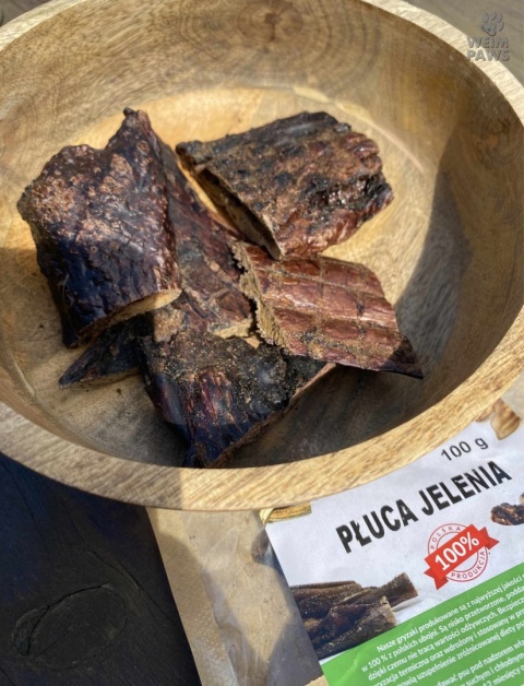 Naturalne suszone płuca jelenia w drewnianej miseczce