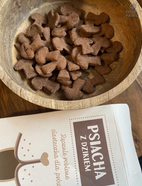 Psiacha z dzikiem w miseczce - pyszne naturalne ciastak dla psa